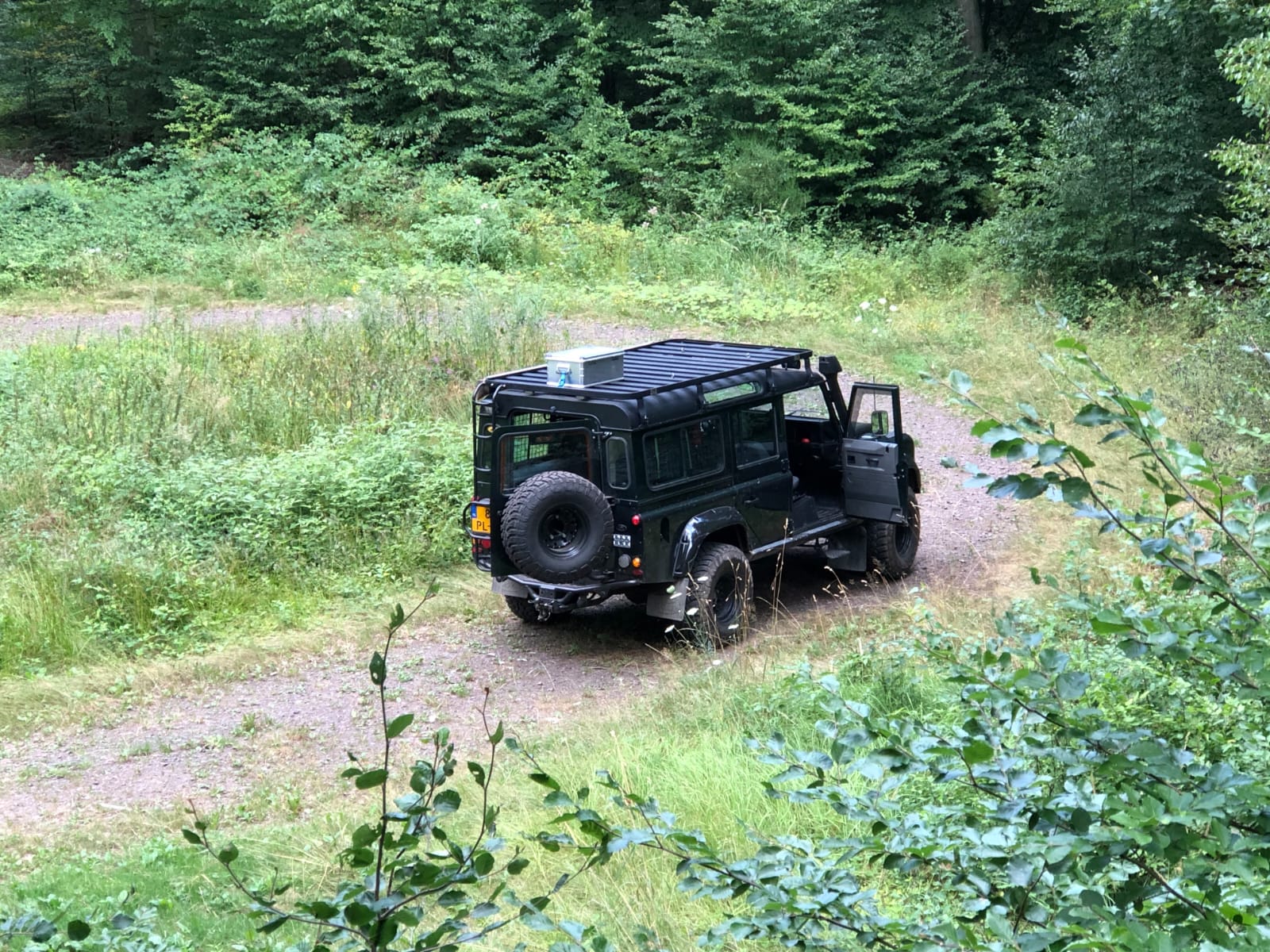 Landrover Defender | Karakter Autos